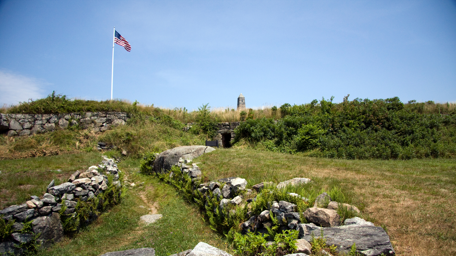 Flag, monument and stone walls at Fort Griswold (CTVisit)
