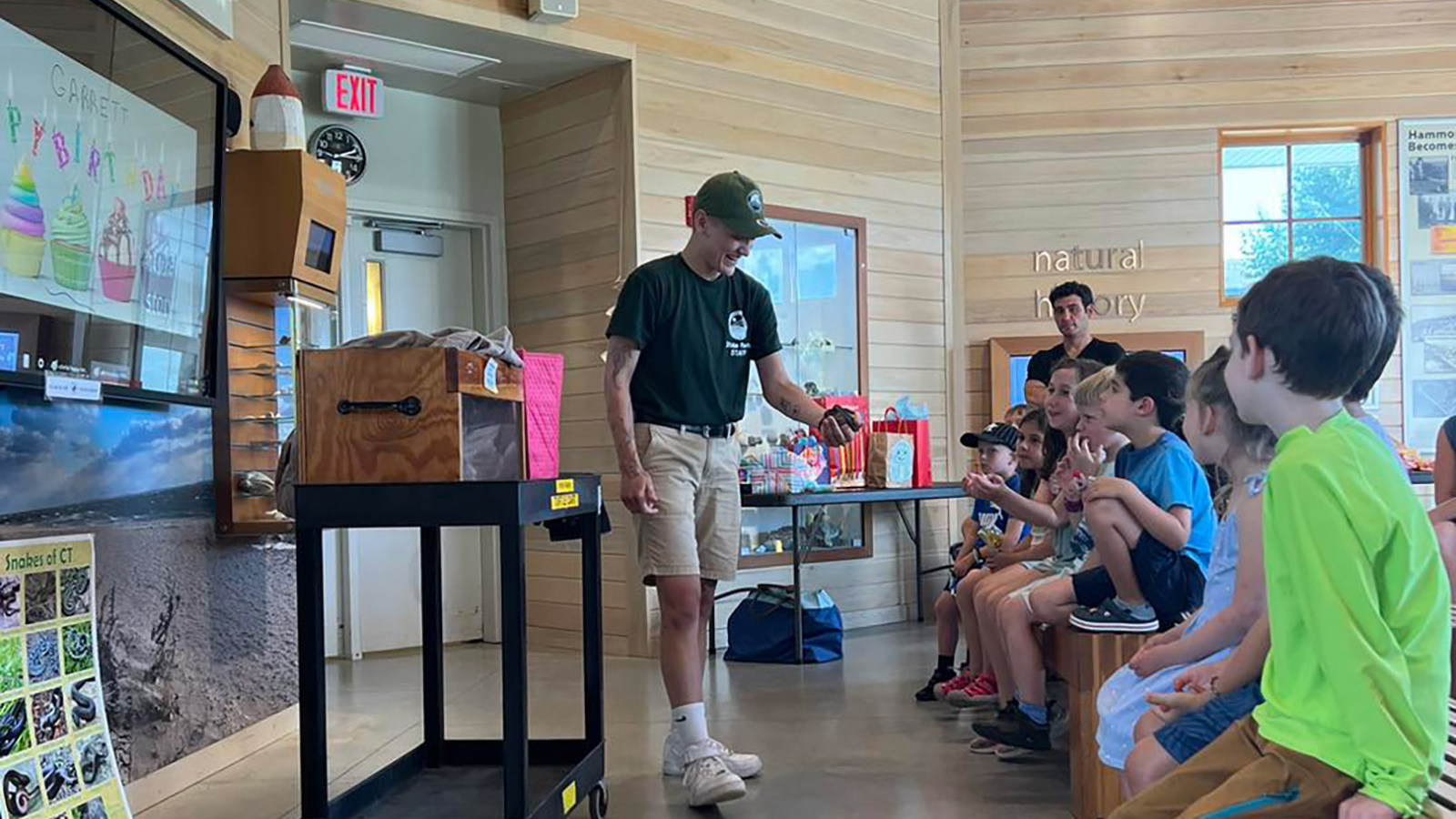 Presentación del Meigs Point Nature Center con aula de niños