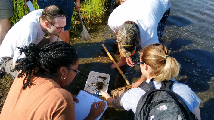 Profesores participando en el estudio del agua dulce. Kellogg 2021