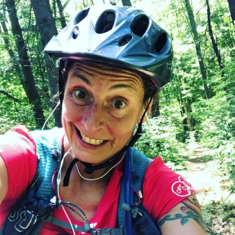 Mujer tomándose una selfie en un sendero para bicicletas en American Legion (Instagram@jc2jc19)