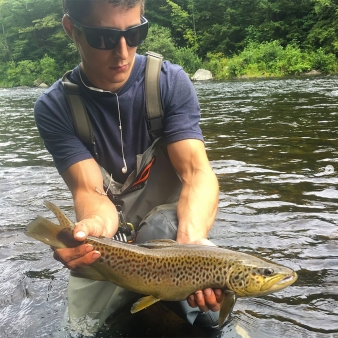 Hombre sujetando trucha capturada en American Legion (Instagram@landlockedfishing)