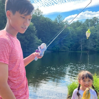 Hermano y hermana pescando en Black Rock State Park (Instagram@kp0418)