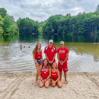 Grupo de salvavidas en el pozo de natación del Parque Estatal Black Rock (Instagram@ctstateparklifeguards)