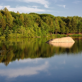 Imagen de una gran roca en el centro del Parque Estatal Burr Pond