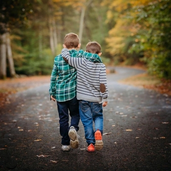 Dos hermanos caminando por Chatfield Hollow en otoño (Instagram@kimtylerphotography)