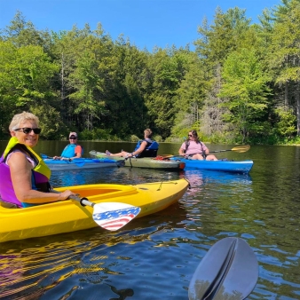 Personas practicando kayak en un estanque rodeado de árboles (Instagram@tammy.b.stewart)