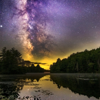 Agua y árboles reflejando el cielo nocturno lleno de estrellas (Instagram@cliffmanzone)