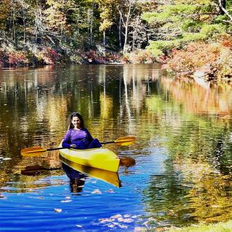 Mujer en kayak sobre agua en el bosque (Instagram@bethelgrapevine)