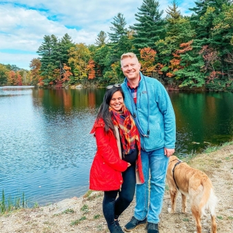 A couple hiking with dog in the fall (Instagram@sra.davilamadwid)