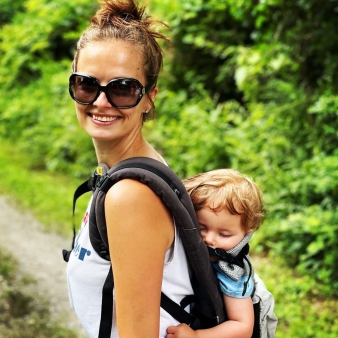 A woman hiking with her son on her back (Instagram@christinacheddar)