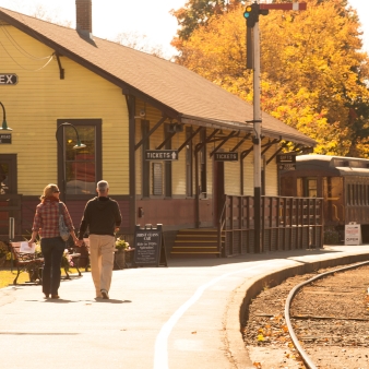 Una pareja caminando en la estación de tren de Essex (CTVisit)