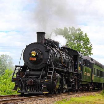 A passing steam train (Instagram@lavatrain) 
