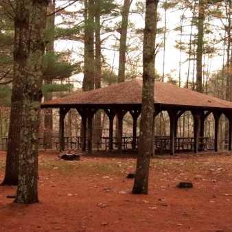 Refugio de picnic en el bosque en el parque estatal Chatfield Hollow (Instagram@breannadiazphotography)