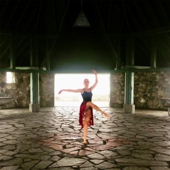A woman dancing inside a large cabin (Instagram@poeticdancer90)