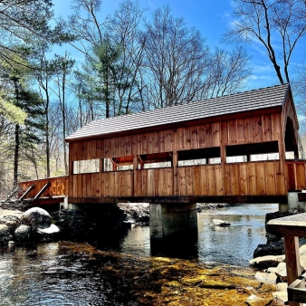 A covered bridge in winter (Instagram@edison.productions)