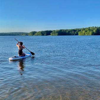 Woman kayaking on lake (Instagram@_findinghannah)