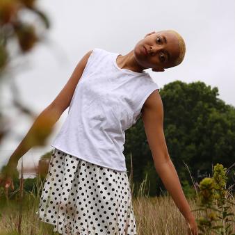 Una mujer posando en la hierba alta (Instagram@thenameisleida)