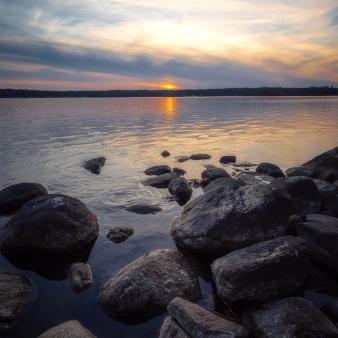 Una puesta de sol en el agua del lago Gardner (Instagram@kylescheiper)