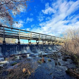 Un puente sobre presa de agua (Instagram@ilovemoo)
