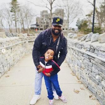 Padre e hijo frente al Castillo de Gillette (Instagram@andresbragado)