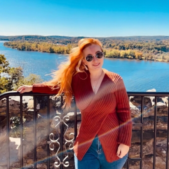 Mujer de pie con vistas al castillo de Gillette y al río (Instagram@carol_fpinheiro)