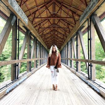 A woman standing on a covered bridge (Instagram@alexaleconche)