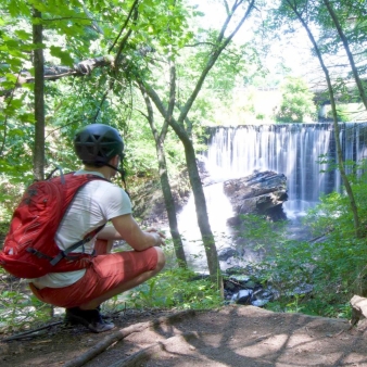 Un hombre mirando una cascada en el bosque (Instagram@mattrwoodward)