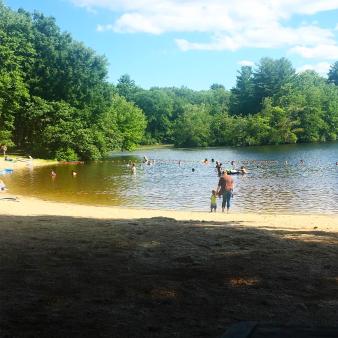 Familias disfrutando de la playa/agua en Hopeville Pond (Instagram@jacyian91)