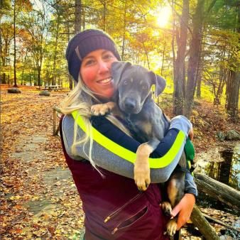 Mujer sosteniendo a su cachorro en Hopeville Pond en otoño (Instagram@missybrie)