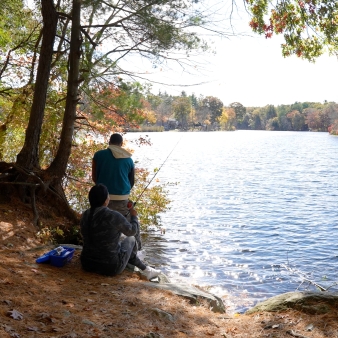 Pareja pescando en Hopeville Pond en otoño