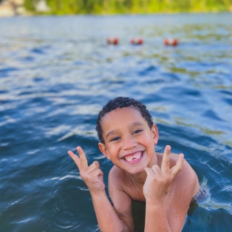 Un niño nadando en el agua en Indian Well (Instagram@_genesisb)