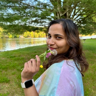 A woman holds flowers by the waterside (Instagram@365days_usa)