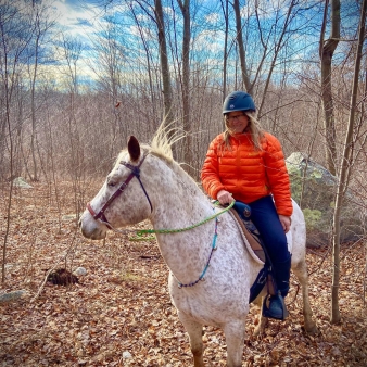 A woman rides a horse through the woods (Instagram@vikki_4ta)