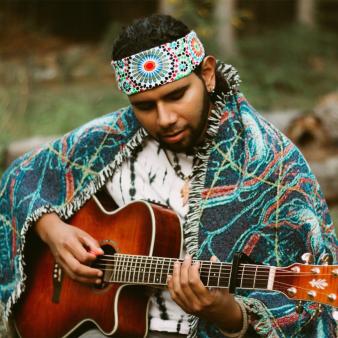 A man with bandana plays guitar (Instagram@jaime.omar_.castillo)
