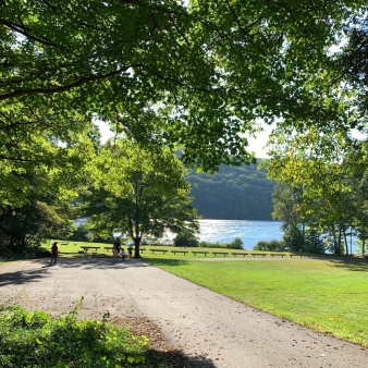 People walking at the park (Instagram@jan.fifth_)