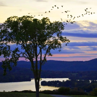 Puesta de sol escénica en el lago Waramaug