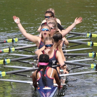 Equipo de remo de la escuela de Kent en el lago Waramaug (Instagram@kentschoolboatclub)