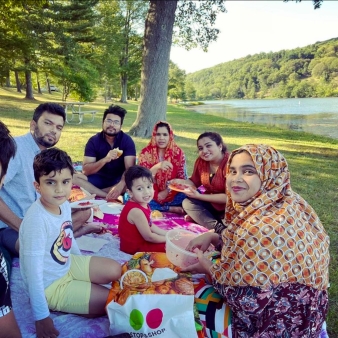 Familia disfrutando de un picnic junto al lago Waramaug (Instagram@farjana_issa)