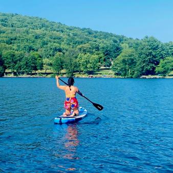 Woman paddleboarding in Lake Warmaug (Instagram@sanc.firmino)