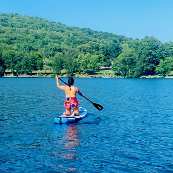 Woman paddleboarding in Lake Warmaug (Instagram@sanc.firmino)