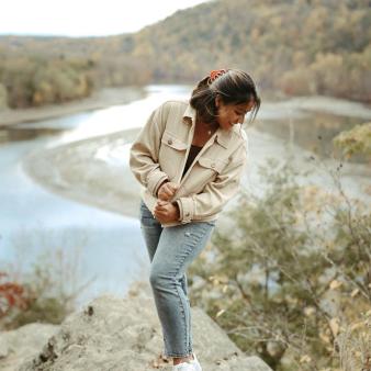 A woman standing on a rock (Instagram@keilafscalcedo)