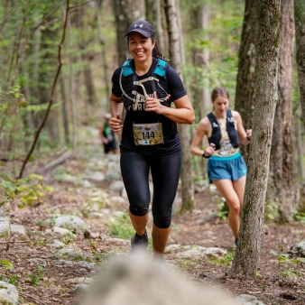 Two women running in the forest (Instagram@muddysocksphotography)