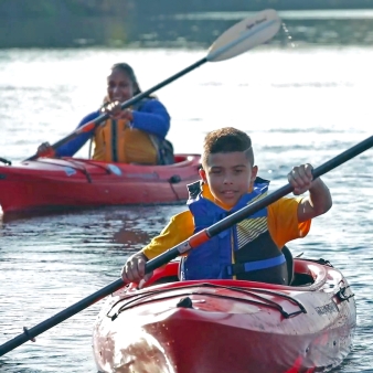 Two people kayaking (CTVisit)