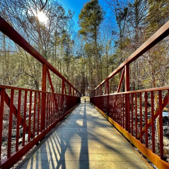 Cruce de puente en el Parque Estatal Mashamoquet (Instagram@beyond.the.lenses)