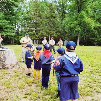 Cub scouts lined up at Mashamoquet State Park (Instagram@sarahsbagmania)