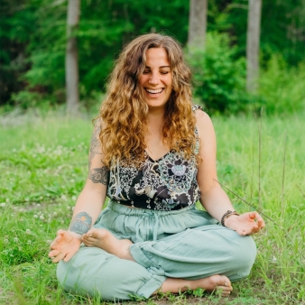 Woman practicing yoga in Mashamoquet State Park (Instagram@concettacodding)