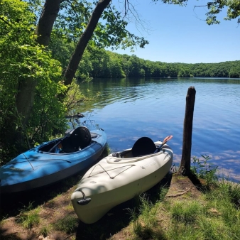 Two kayaks parked on the shore (Instagram@chicadee883)