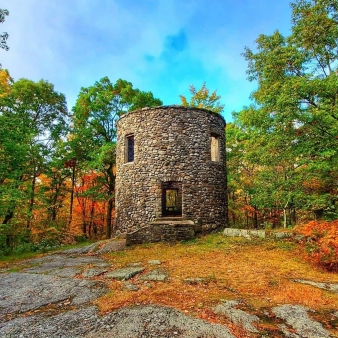 una torre de piedra en el bosque (Instagram@ct.views_)