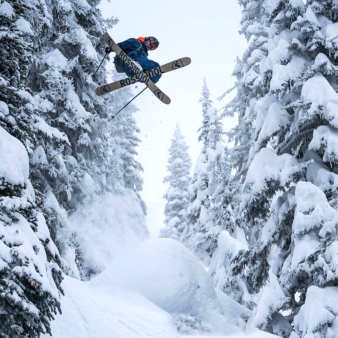 Un hombre esquiando sobre un salto en los árboles cubiertos de nieve (Instagram@mohawkmtn)