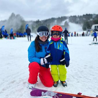 Una mamá y un niño yendo a esquiar (Instagram@mohawkmtn)